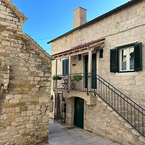 Perfectly Located Cherry Stone House Apartment Split